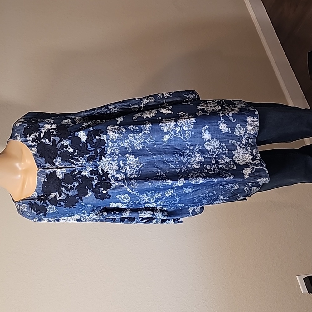 Chico's Tunic Denim Floral Embroidered Size 1/Medium